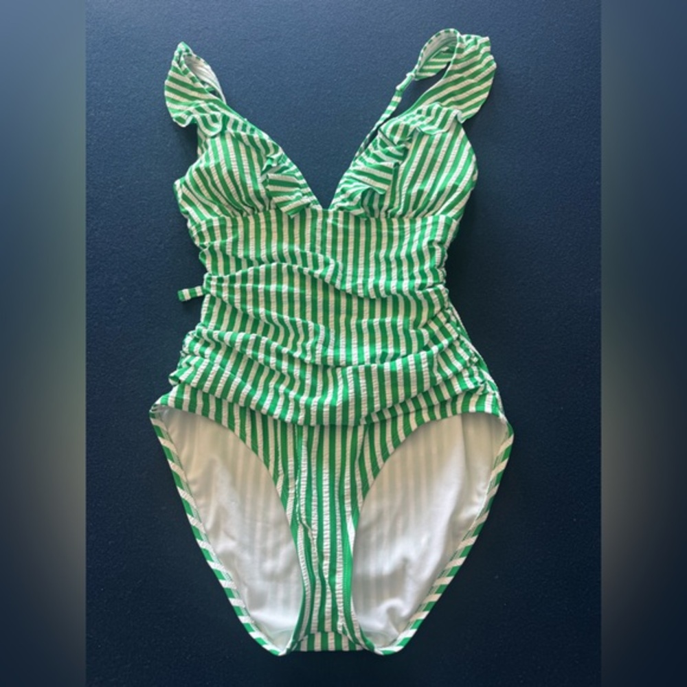 ELLEN TRACY Green &White Striped Swimsuit💚FUN& FLATTERING 💚see pic 4 details💚